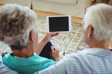 Premium Photo Senior Couple Using Digital Tablet