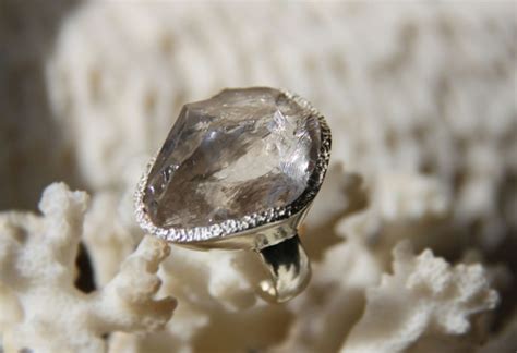 Горный хрусталь: свойства камня и кому он подходит