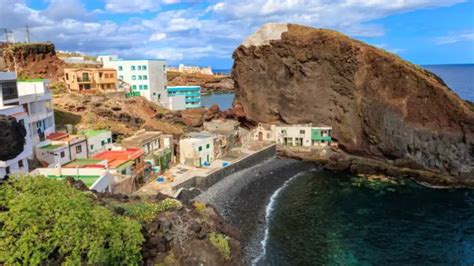 El Pueblo De Colores De Tenerife Junto A Una Playa De Arena Negra Y