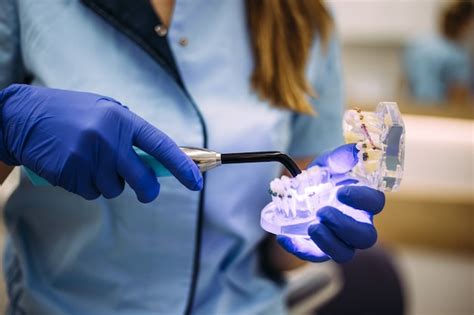 El Dentista Demuestra La Herramienta De Luz De Curado Ultravioleta