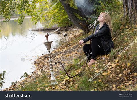 Sexy Blonde Big Breasts Smokes Hookah库存照片 Shutterstock