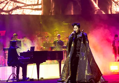 Hát ca khúc đang hot trang phục của Tùng Dương khiến dân tình bàn tán Saostar vn