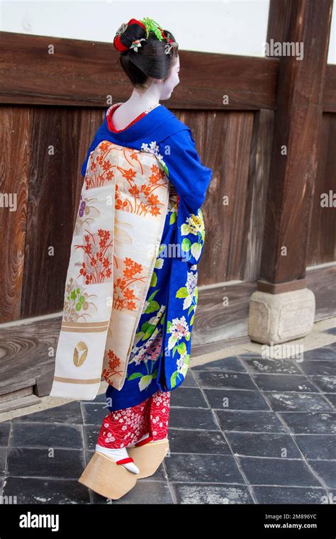 A Maiko And Geisha Shoot At Manpakuji Temple Kyoto Stock Photo Alamy