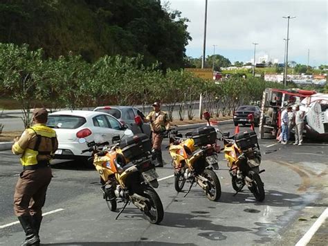 Jornal Correio Caminhão betoneira tomba na Avenida Luis Eduardo Magalhães