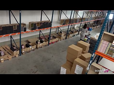 Reife Deutsche Bei Riskantem Sex Mit Ihrem Kollegen Im Lager Auf Arbeit Xvideos