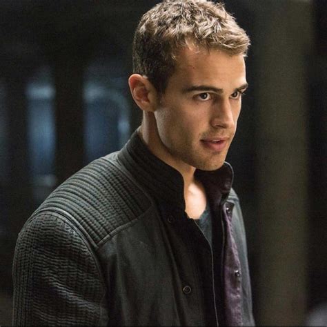 Theo James, ator de Divergente, revela noite de amor que acabou com