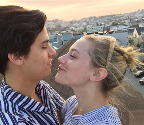 Riverdale Cole Sprouse Et Lili Reinhart S Envoient Des Messages Trop