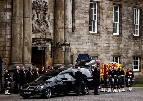 Cortejo fúnebre de Rainha Elizabeth II chega a Edimburgo British Academy