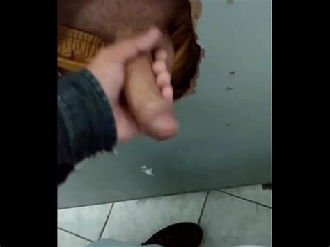 Polla en el agujero de la gloria del baño XVIDEOS