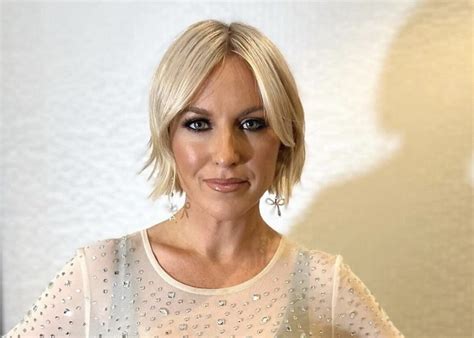 Émily Bégin fait du yoga en tout petit bikini devant la mer