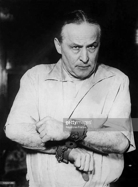 Harry Houdini Photos And Premium High Res Pictures Harry Houdini