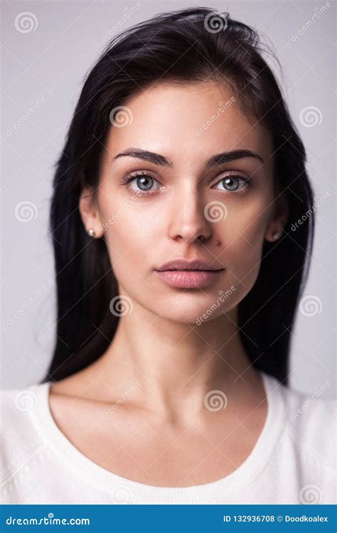 Belle Verticale De Femme De Brunette Photo Stock Image Du Joyeux