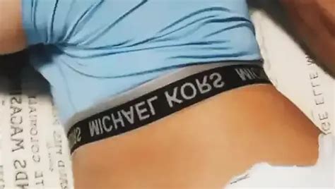 AMATEUR HUNK HOTTIE STREICHELT UND NECKT SEINEN FETTEN SCHWANZ FÜR DICH IN DER WASCHKÜCHE xHamster