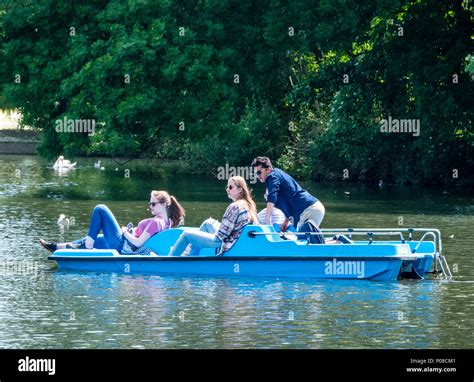 Regent's park boating lake hi-res stock photography and images - Alamy