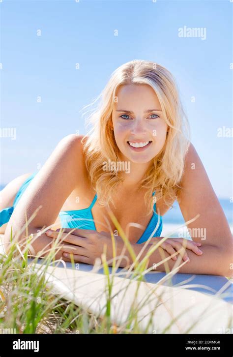 Belle femme bikini sur la plage Banque de photographies et dimages à haute résolution Alamy