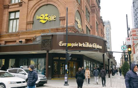 Les Clients Se Pressent Dans Les Magasins De La Baie Dhudson Avant Qu