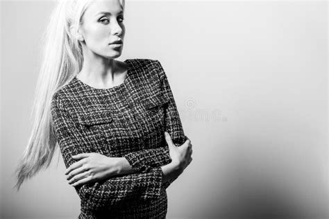 Belle Pose Blonde Sexy De Femme Sur Le Fond De Studio Photo Blanc Noir Image Stock Image Du