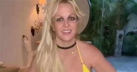 Britney Spears Suffers Awkward Mishap On Lavish Holiday As She Poses In Bikini The Mirror