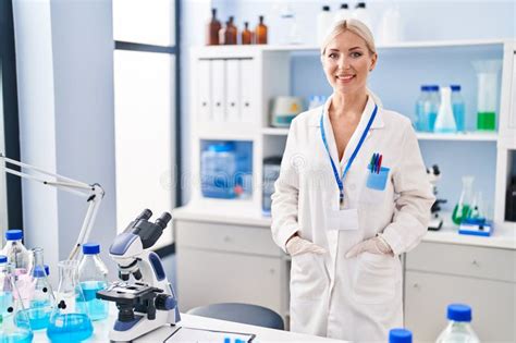 Jeune Femme Blonde Portant Un Uniforme Scientifique Debout Au Laboratoire Photo Stock Image Du