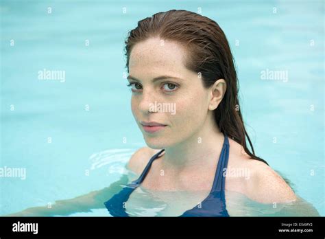 Frauen Im Bikini Im Freibad Stockfotos Und Bilder Kaufen Alamy