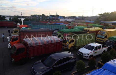 Dampak Ambruknya Dermaga Pelabuhan Ferry Bastiong Antara Foto