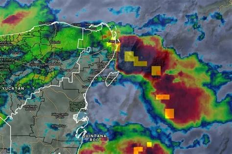 La onda tropical número 11 causa fuertes lluvias y apagones en Cancún