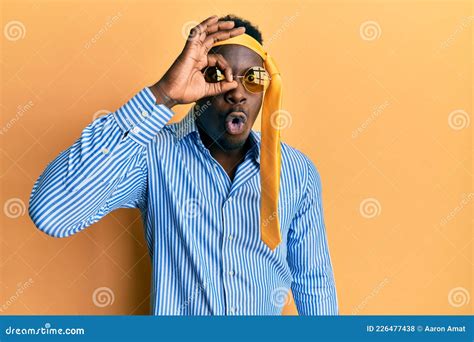 Bonito Hombre Negro Borracho Con Corbata Sobre La Cabeza Y Gafas De Sol