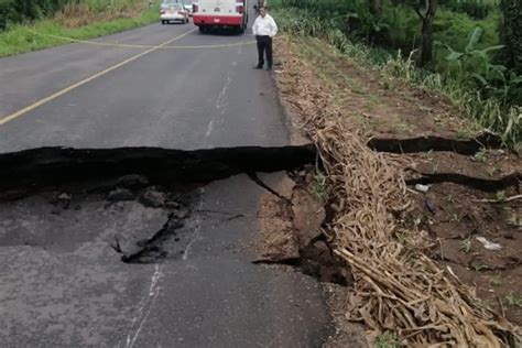 Trabajan para habilitar paso provisional por socavón en carretera de