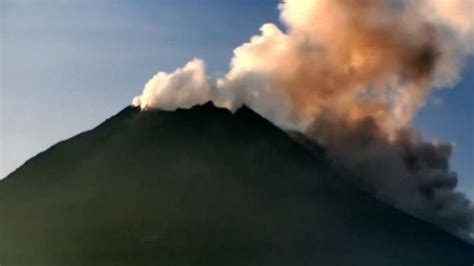 Gunung Merapi Luncurkan 160 Kali Guguran Lava Dan 2 Kali Awan Panas