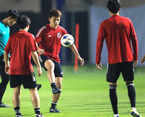 ＜u23日本代表練習＞ボール回しをする上田（中央）（撮影・篠原岳夫） ― スポニチ Sponichi Annex サッカー