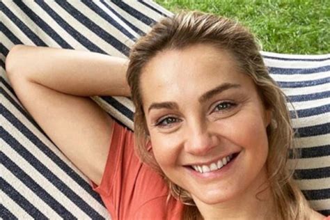 Ma Gorzata Socha W Bikini Uczy Si P Ywa Na Desce Aktorka By A Za Enowana Ale Jej Cia Em