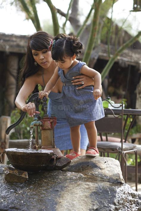 Sch Ne Latina Mutter Und Tochter Stockfoto Bild Von Freundlich Gl Cklich