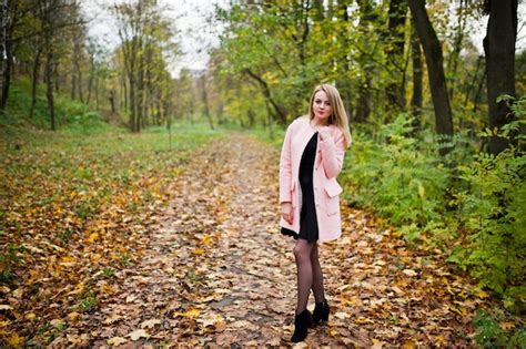 Jeune Fille Blonde Au Manteau Rose Posé Sur Le Parc D automne Photo Gratuite