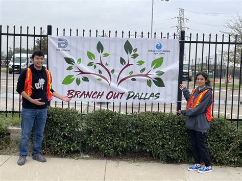 Dallas residents receive free trees on Dallas Arbor Day - Dallas City News