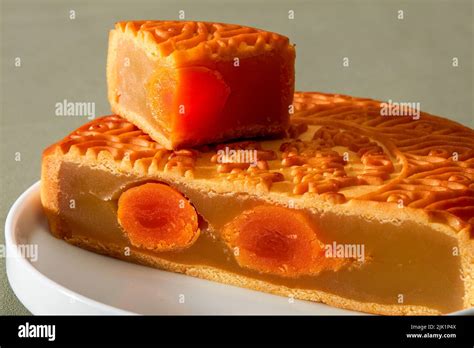 Cantonese Style Traditional Egg Yolk Lotus Paste Mooncake For Chinese