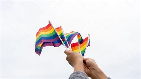 Bandeiras Do Arco Ris Lgbtq Sendo Acenadas S Mbolo Da Diversidade Gay