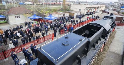 locomotiva nemteasca incarcata de istorie expusa langa gara de nord