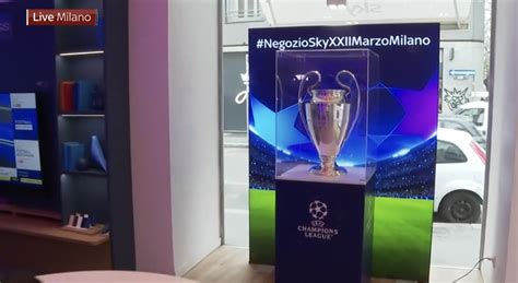 A Milano Arriva La Coppa Della Champions League Un Selfie Da Campioni