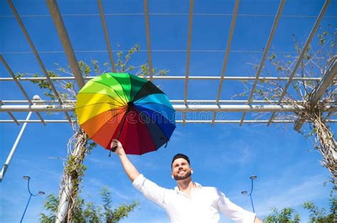 Um Jovem Gay Bonito Olhos Azuis E Camisa Branca Estica Seu Braço Um Guarda chuva