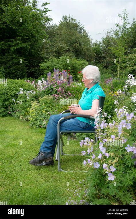 Femme mature dans le jardin Banque de photographies et dimages à haute résolution Alamy