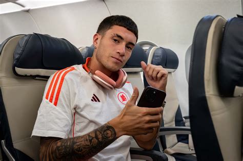 Live Roma In Volo Verso Torino Autografi Per Dybala Paredes E Kon