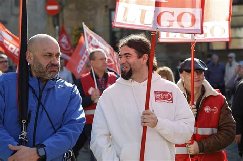 Miles De Personas Toman Las Calles De Santiago En Defensa De La Sanidad