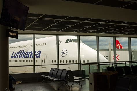 Lufthansa Boeing 747 400 Returns To Frankfurt After Crew Shuts Engine Down