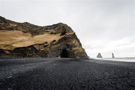 Czarna Piasek Plaża W Iceland Z Ocean Wody I Skały Lawy Górą Obraz