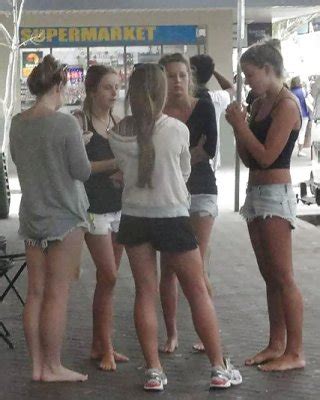 Barefoot Nudity Porn Pics Pictoa