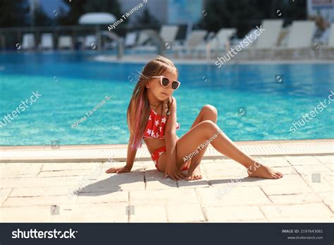 Hermosa Chica En Un Bikini Rojo Foto De Stock Shutterstock