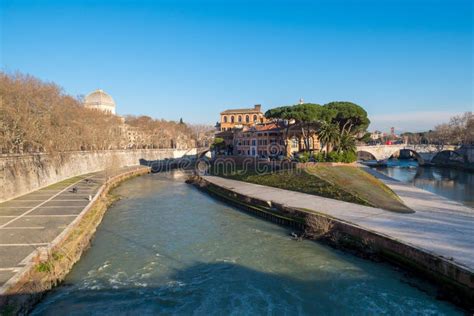 Ilha De Tiberina Isola Tiberina No Rio Tibre Em Roma Aie Foto De