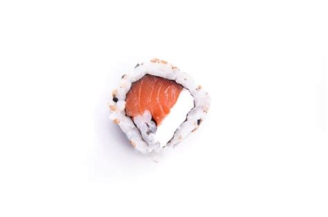 Sushi uramaki de filadelfia con salmón crudo y queso crema vista