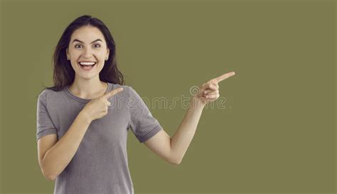 Feliz Y Hermosa Mujer Joven Brunette Vestida Con Sonrisas Casuales De Camiseta Y Se Ala Con