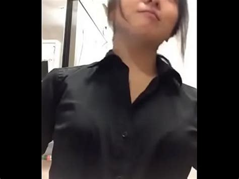 Gái xinh show hàng trong khi làm việc XVIDEOS